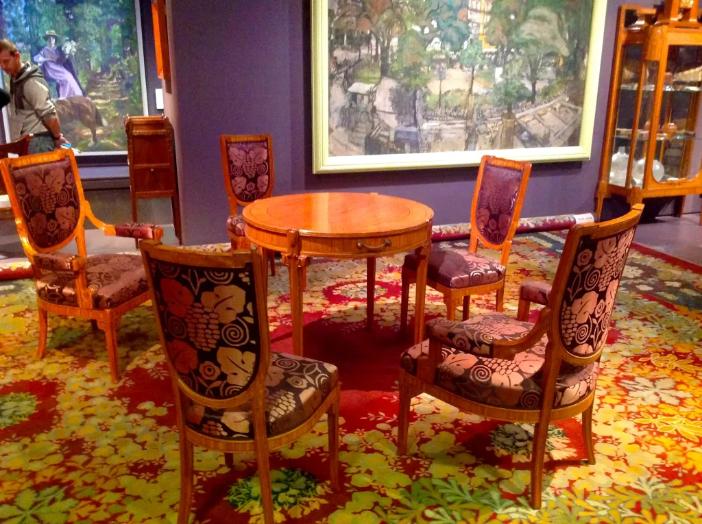Table and chairs by Maurice Dufrêne and carpet by Paul Follot at the 1912 Salon des artistes décorateurs